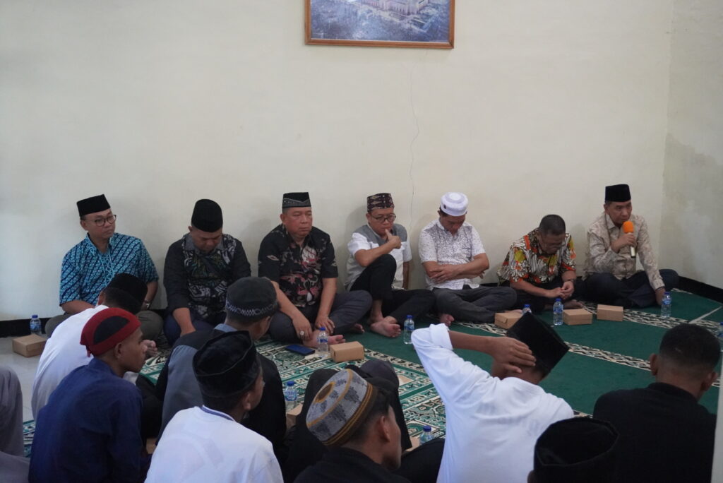 Pada Jumat (01/03) bertempat di Musolla Al-A'raf Kejaksaan Tinggi NTT, telah berlangsung Pengajian rutin bulanan yang dihadiri oleh Plt. Kajati NTT, Riono Budisantoso S.H., M.A didampingi PJU Kejati NTT dan seluruh Pegawai Kejati NTT yang beragama Islam. Selain itu hadir juga Ketua IAD Daerah NTT, Ibu Wolse Riono Budisantoso beserta anggota IAD Wilayah NTT.