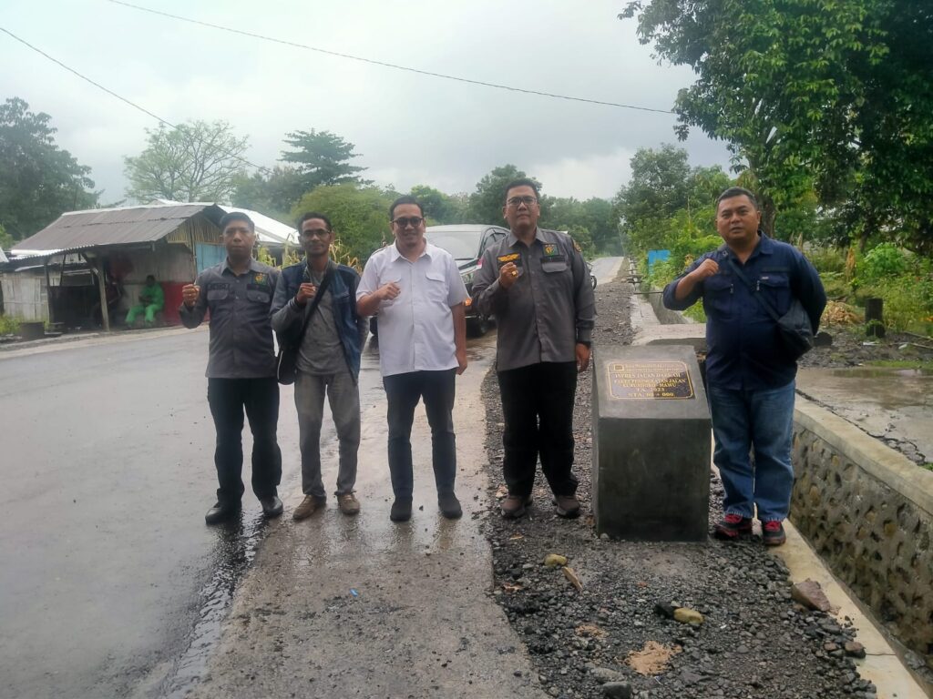 Pada hari Selasa, 05 Maret 2024, Tim Pengamanan Pembangunan Strategis Kejaksaan Tinggi NTT yang terdiri dari Deddy Herliyantho, SH (Koordinator Bidang Intel), Mulia Ari Siregar, SH.MH. (Kasi D), dan Yusuf Rukka, SH (Staf Intelijen) telah melakukan kegiatan Monitoring dan Peninjauan terhadap Proyek Peningkatan Jalan Kuruboko - Mawu di Kabupaten Ngada yang merupakan Proyek Prioritas Kementerian Pekerjaan Umum dan Perumahan Rakyat terkait Percepatan Peningkatan Konektifitas Pembangunan Jalan Daerah di Provinsi Nusa Tenggara Timur yang dilaksanakan Balai Besar Pelaksanaan Jalan Nasional Nusa Tenggara Timur Direktorat Jenderal Bina Marga Kementerian PUPR sebagaimana Instruki Presiden Nomor 3 tahun 2023.