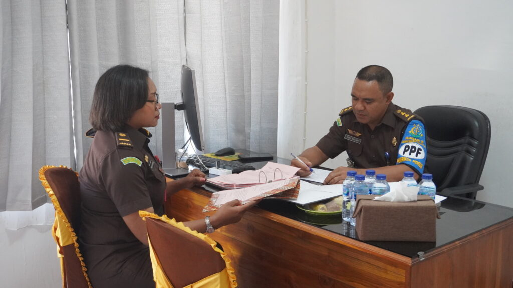 Plh Asisten Pengawasan Kejaksaan Tinggi NTT, Ririn Handayani, S.H., M.H, beserta tim pemeriksa dan auditor yang berkompeten melaksanakan pemantauan di beberapa Kejaksaan Negeri di daratan Timor.
