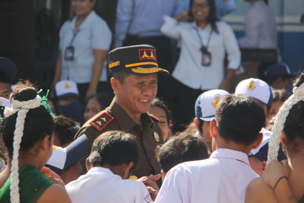 Kepala Kejaksaan Tinggi NTT, Zet Tadung Allo, S.H., M.H. menerima apresiasi dari para siswa setelah melaksanakan apel