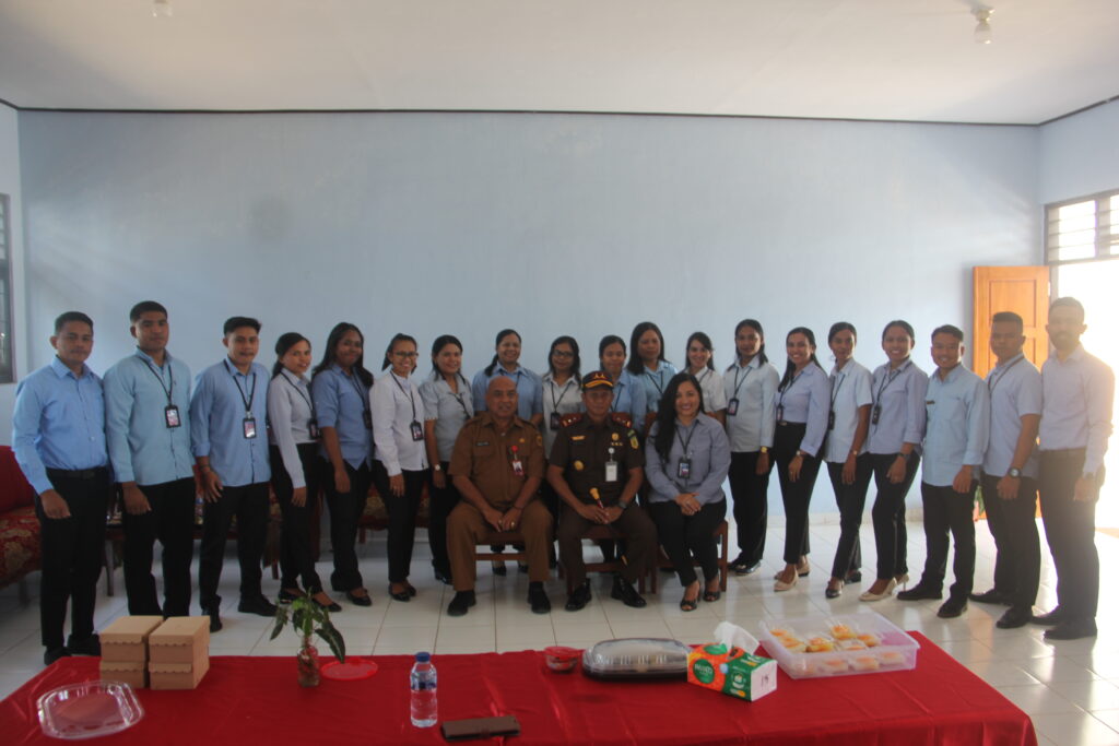 Kajati NTT bersama Kepala Dinas Pendidikan dan Kebudayaan Kota Kupang, Drs. Dumuliahi Djami, M.Si, disambut hangat oleh Kepala SMPK Tunas Gloria Kupang, Nouvi Selphiyanri Rihi, M.Pd., serta seluruh siswa dan perangkat sekolah.