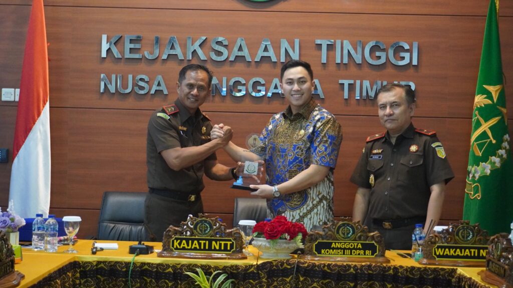 Kajati NTT Zet Tadung Allo bersama Komisi III DPR RI sepakat memperkuat kolaborasi untuk penegakan hukum yang adil dan pembangunan di NTT.