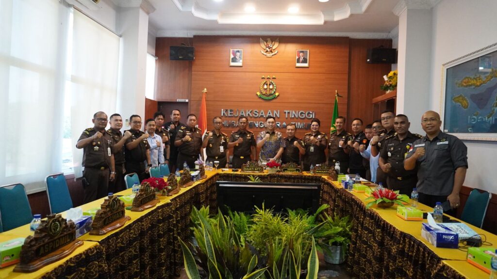 Kajati NTT Zet Tadung Allo menyambut kunjungan kerja Anggota Komisi III DPR RI Stevano Rizki Adranacus di Kantor Kejaksaan Tinggi NTT, Kupang, 19 November 2024