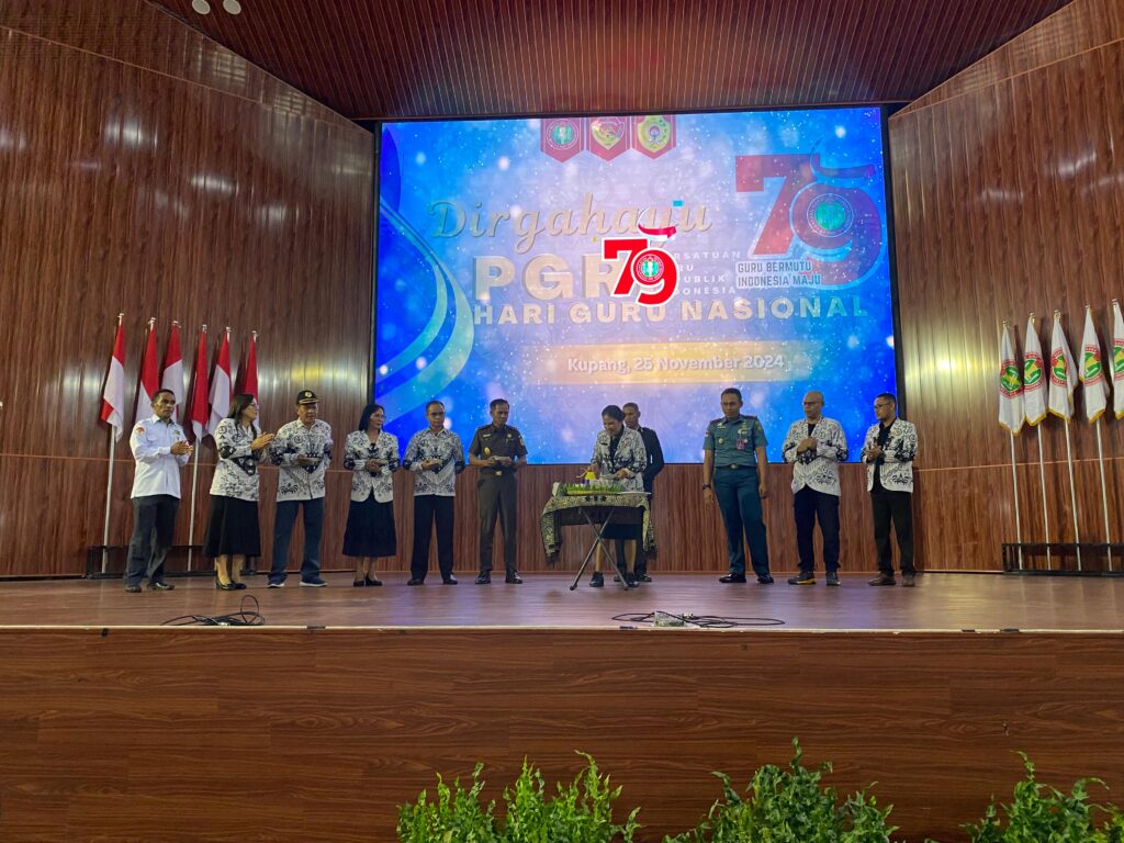 Kepala Kejaksaan Tinggi NTT, Zet Tadung Allo, SH, MH, menyampaikan sambutan saat peluncuran program JAGA GURU di Auditorium Universitas Nusa Cendana, Kupang, di hadapan ribuan guru.