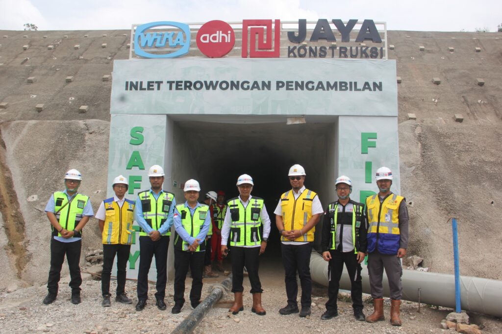 Kajati NTT, Zet Tadung Allo, SH., MH., bersama rombongan meninjau lokasi pembangunan Bendungan Manikin di Desa Kuaklalo, Kecamatan Taebenu, Kabupaten Kupang.
