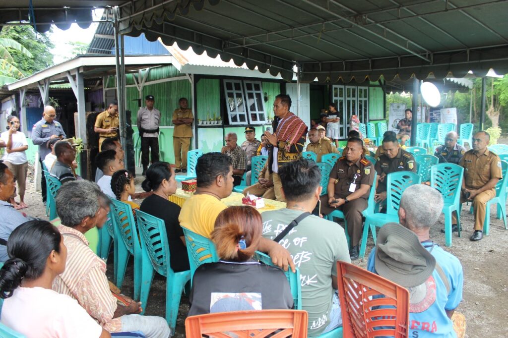 Kajati NTT, Zet Tadung Allo, menyampaikan pesan kasih kepada keluarga korban kecelakaan, menyatakan kepergian adalah takdir Tuhan dan berharap bingkisan menjadi penghiburan.