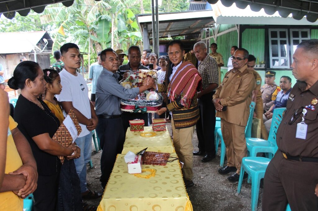 Kejaksaan Tinggi NTT menyerahkan bingkisan Natal kepada keluarga korban kecelakaan mobil dinas sebagai simbol empati dan dukungan moral dalam suasana Natal.
