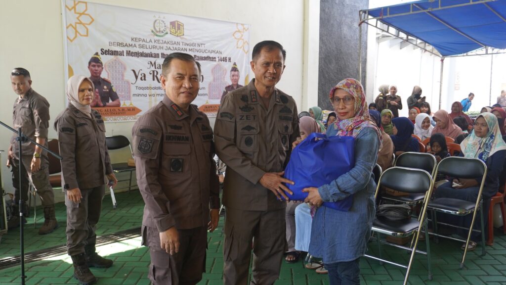 "Kepala Kejaksaan Tinggi NTT, Zet Tadung Allo, menyerahkan paket sembako secara simbolis kepada perwakilan masyarakat dalam kegiatan sosial 'Musholla Al-A’raf Berbagi Kebaikan' menyambut Ramadhan 1446 H."