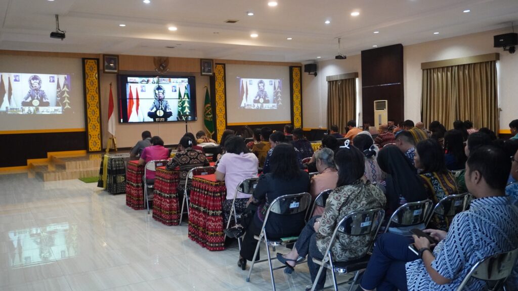 "Suasana kunjungan kerja virtual Jaksa Agung RI di Kejaksaan Tinggi NTT, dihadiri oleh Wakil Kepala Kejati NTT, Kepala Kejaksaan Negeri, dan seluruh jajaran Adhyaksa se-NTT."

