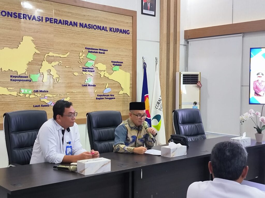 "Wakajati NTT, Ikhwan Nul Hakim, S.H., memberikan pemaparan tentang pentingnya nilai keimanan dalam pembangunan zona integritas di Aula Hiu Paus, BKKPN Kupang."