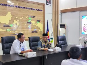 "Wakajati NTT, Ikhwan Nul Hakim, S.H., memberikan pemaparan tentang pentingnya nilai keimanan dalam pembangunan zona integritas di Aula Hiu Paus, BKKPN Kupang."