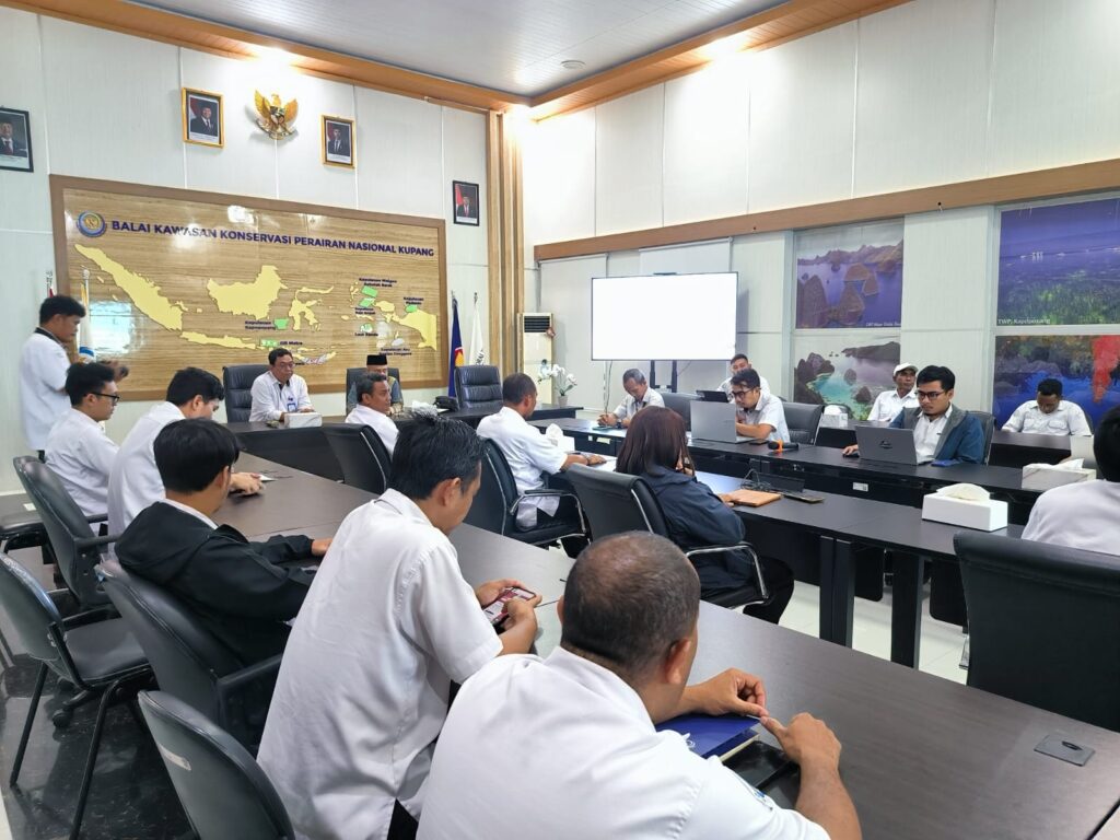 "Kegiatan Internalisasi Pembangunan Zona Integritas WBK-WBBM di BKKPN Kupang dihadiri oleh Wakajati NTT dan Kepala BKKPN Kupang, Imam Fauzi, dalam rangka memperkuat integritas instansi."