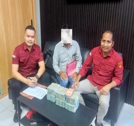 Penyerahan dana Rp304 juta oleh CV. Jaya Adi Pramana ke Kejati NTT