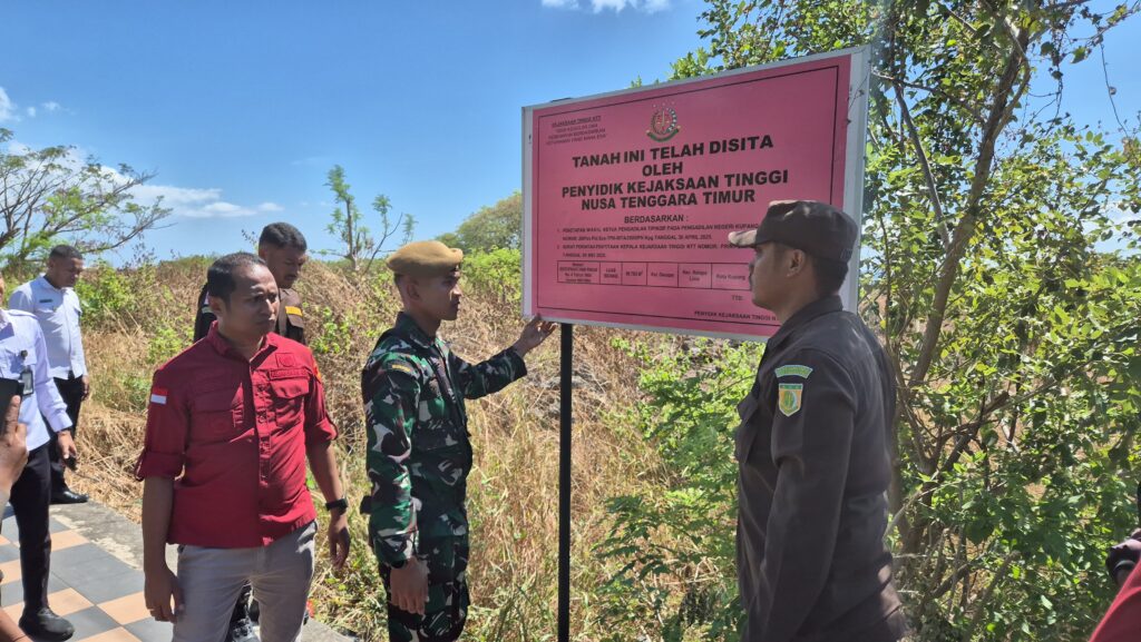 "Petugas Kejati NTT dan TNI AD Amankan Lokasi Penyitaan Tanah Negara 99.785 m² di Oesapa Kupang"
