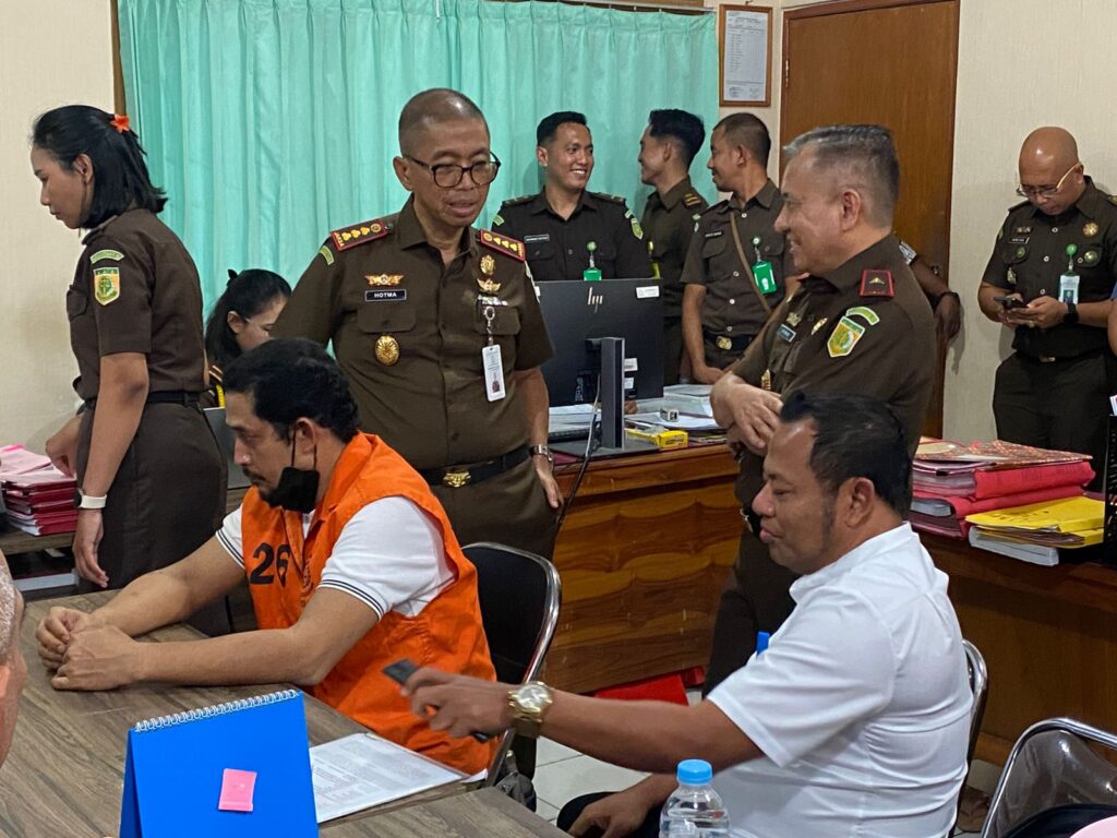 "Fajar Widyadharma Lukman Sumaatmadja, mantan Kapolres Ngada, saat penyerahan tersangka oleh Kejaksaan Negeri Kota Kupang