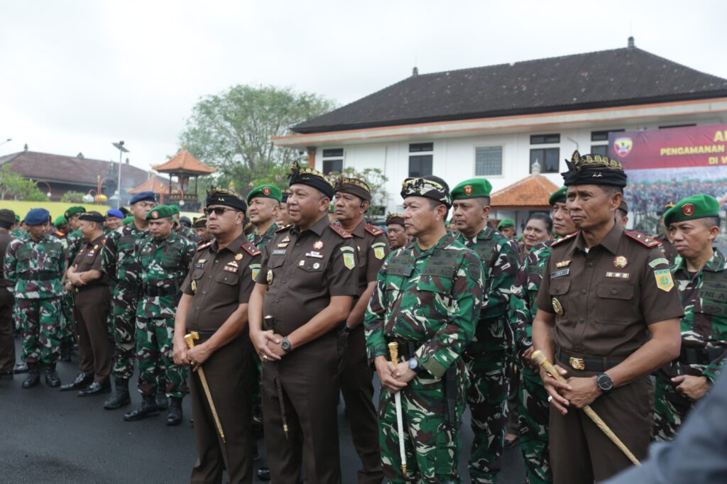 Pangdam IX/Udayana Mayjen TNI Piek Budyakto dan para Kepala Kejaksaan Tinggi (Kejati) Bali, NTB, dan NTT memimpin Apel Gelar Pasukan bersama prajurit TNI dan pegawai Kejaksaan di lapangan upacara Kejati Bali.
